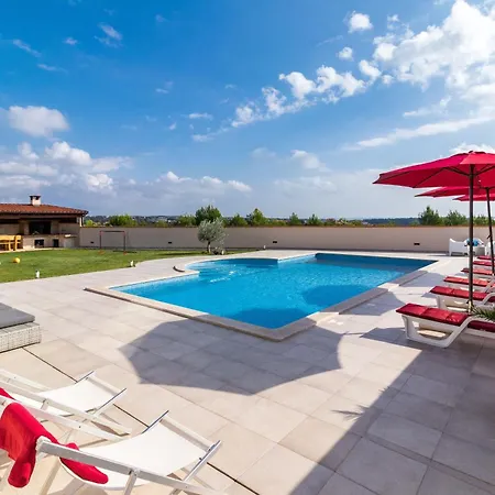 Nettes In Mit Privatem Pool Pomer