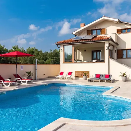 Nettes In Mit Privatem Pool Σπίτι διακοπών *