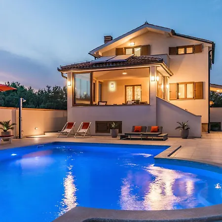 Nettes In Mit Privatem Pool