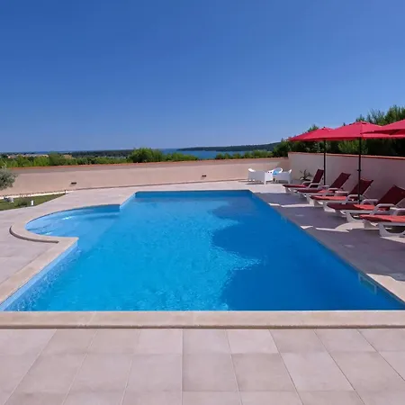 Nettes In Mit Privatem Pool *